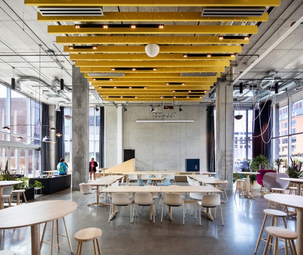 Espace cafétéria de type lounge de l'Espace Waverly situé dans le quartier Mile End de Montréal. Parfait pour les événements corporatif à Montréal