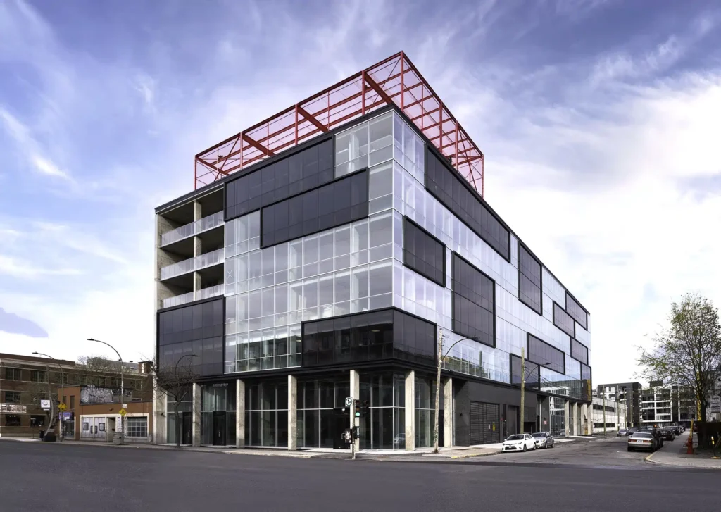 Vue de l'extérieur de l'Espace Waverly situé dans le quartier Mile End de Montréal