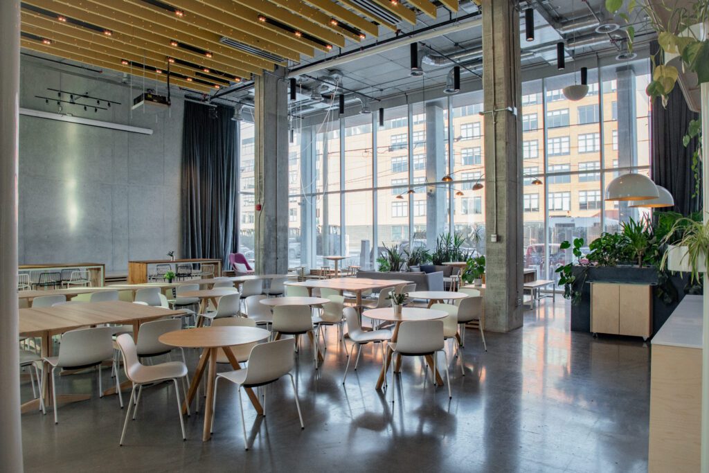 Espace cafétéria de type lounge de l'Espace Waverly situé dans le quartier Mile End de Montréal. Parfait pour les événements corporatif à Montréal