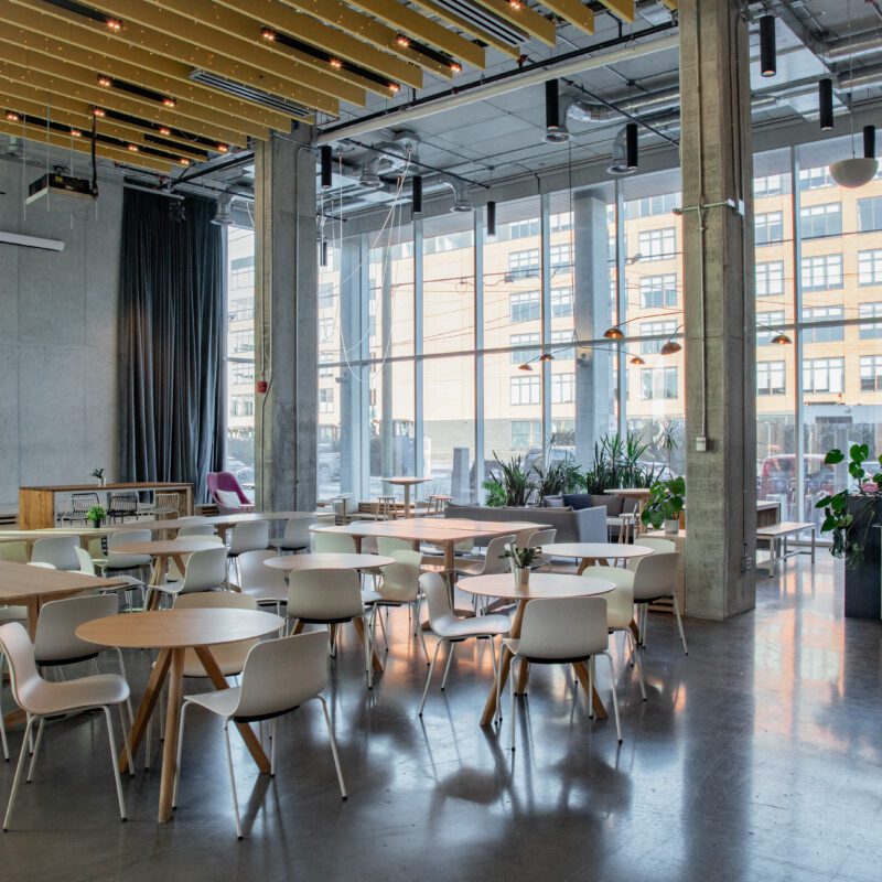 Espace cafétéria de type lounge de l'Espace Waverly situé dans le quartier Mile End de Montréal. Parfait pour les événements corporatif à Montréal