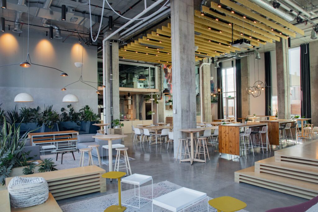 Espace cafétéria de type lounge de l'Espace Waverly situé dans le quartier Mile End de Montréal. Parfait pour les événements corporatif à Montréal
