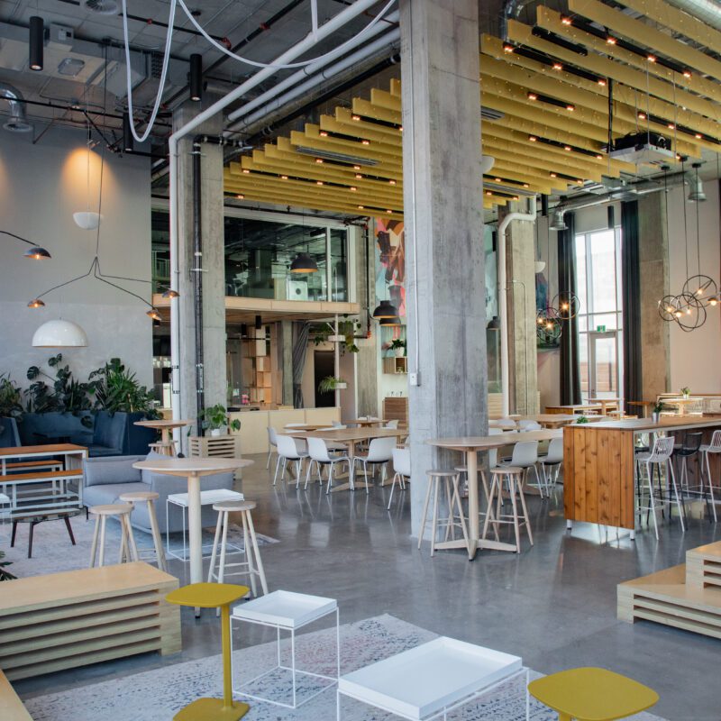 Espace cafétéria de type lounge de l'Espace Waverly situé dans le quartier Mile End de Montréal. Parfait pour les événements corporatif à Montréal