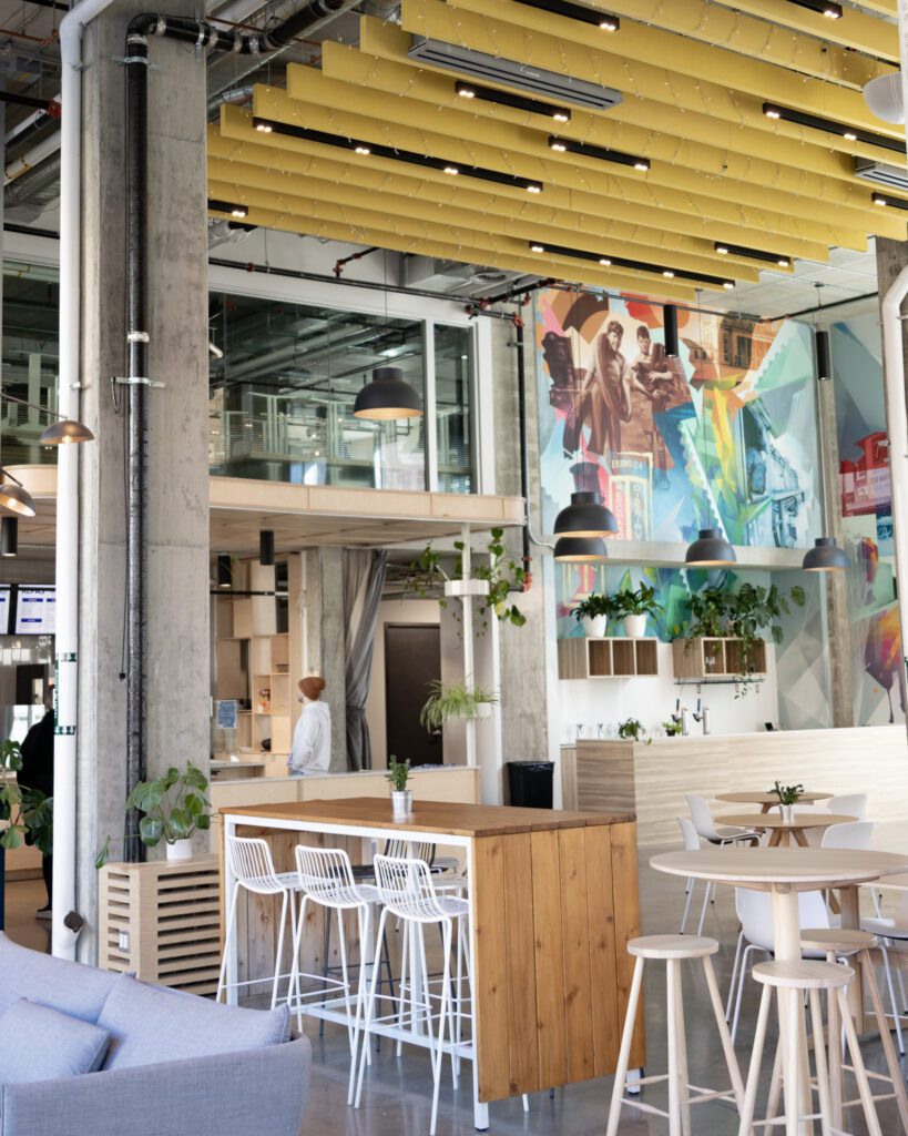 Espace cafétéria de type lounge de l'Espace Waverly situé dans le quartier Mile End de Montréal. Parfait pour les événements corporatif à Montréal