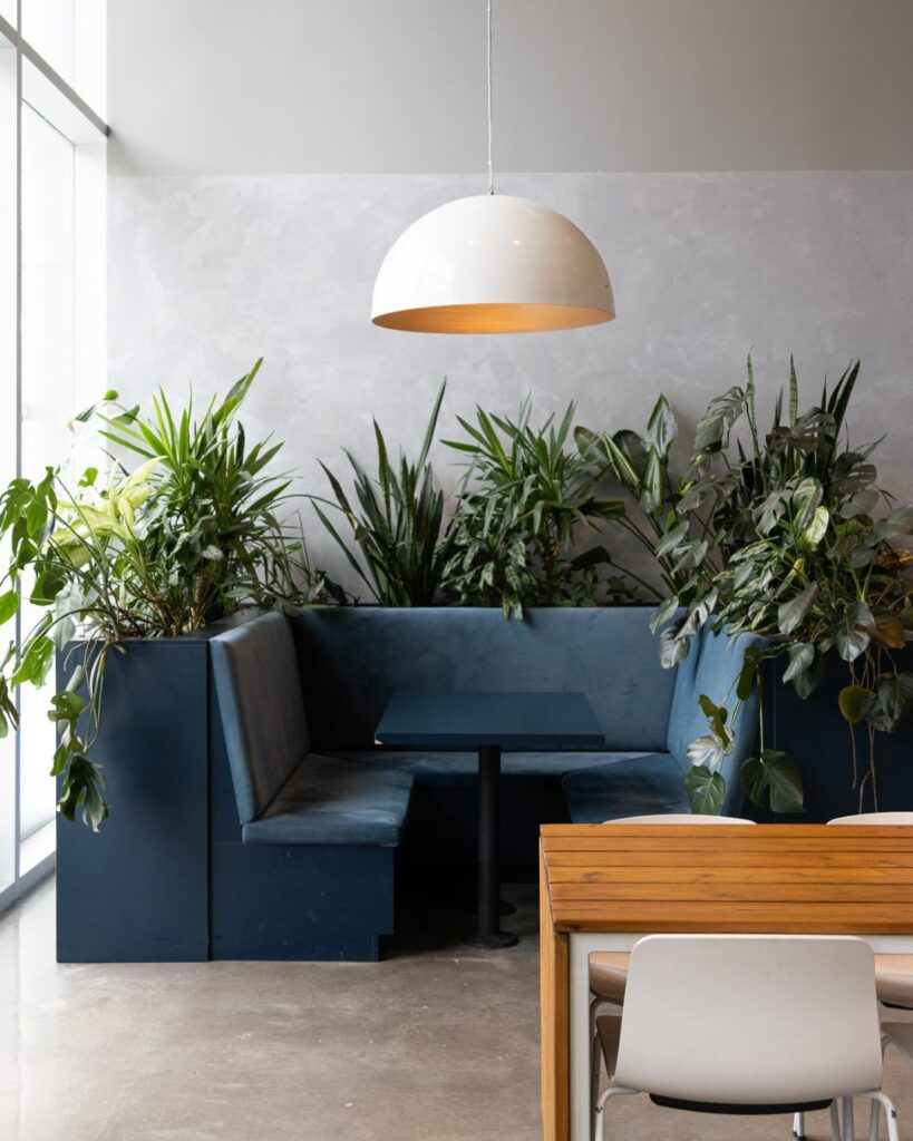 Espace cafétéria de type lounge de l'Espace Waverly situé dans le quartier Mile End de Montréal. Parfait pour les événements corporatif à Montréal
