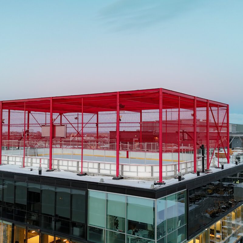 Patinoire extérieur sur le toit de l'édifice d'Espace Waverly situé dans le quartier Mile End de Montréal