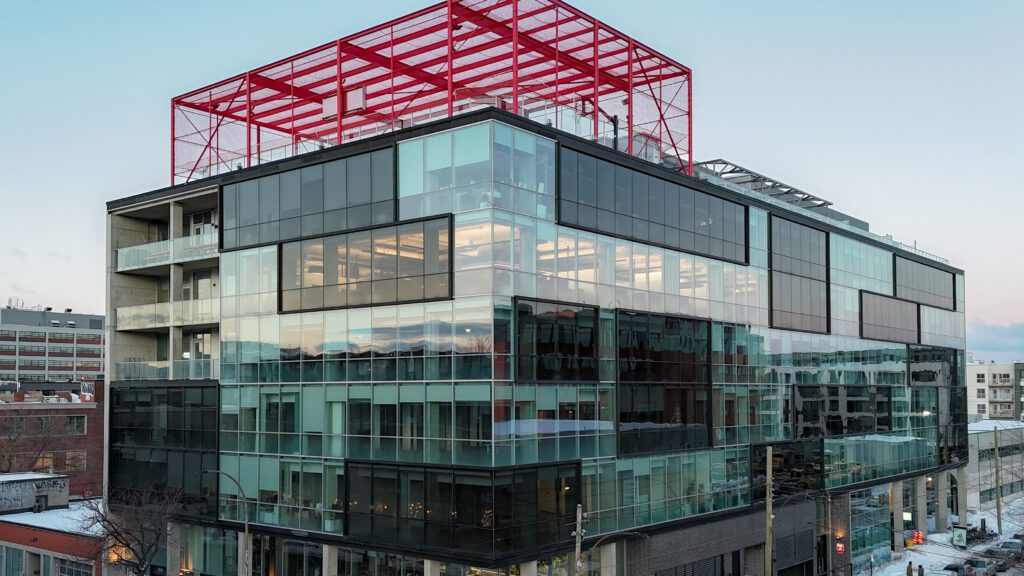 Vue de l'extérieur de l'Espace Waverly situé dans le quartier Mile End de Montréal