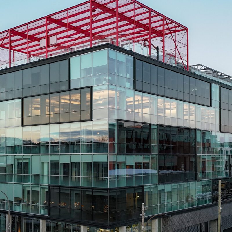 Vue de l'extérieur de l'Espace Waverly situé dans le quartier Mile End de Montréal