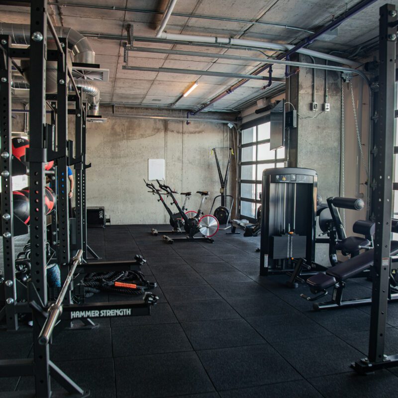 Gym intérieur de l'édifice d'Espace Waverly situé dans le quartier Mile End de Montréal