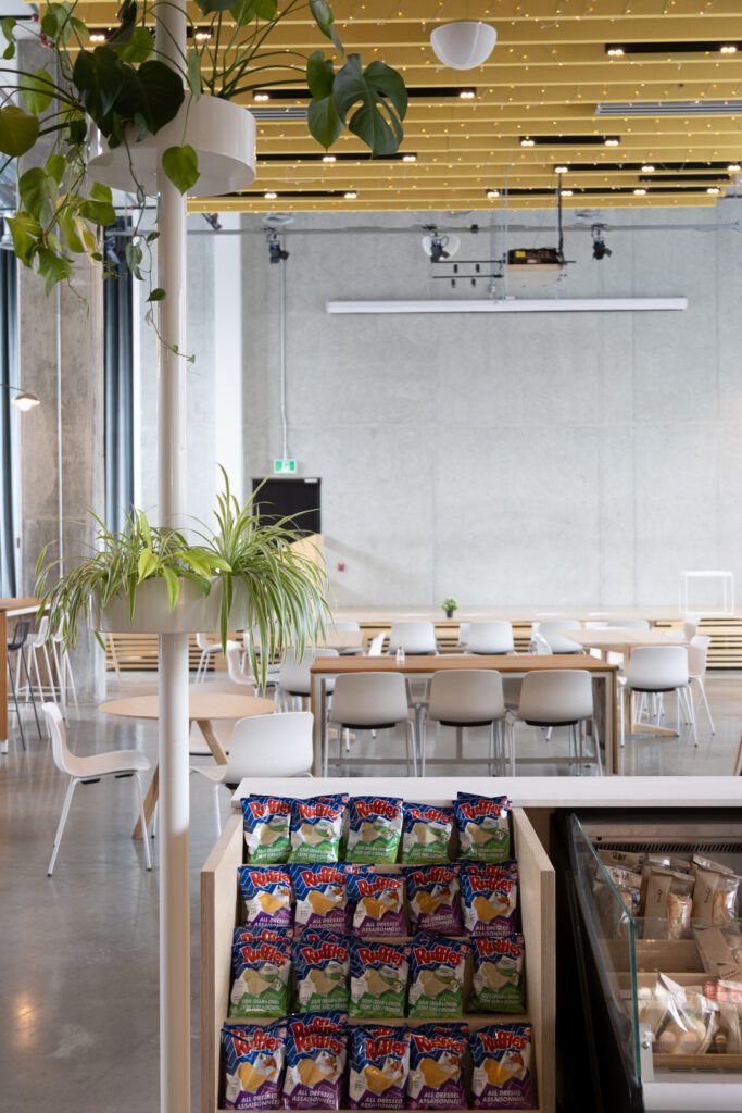 Espace cafétéria de type lounge de l'Espace Waverly situé dans le quartier Mile End de Montréal. Parfait pour les événements corporatif à Montréal