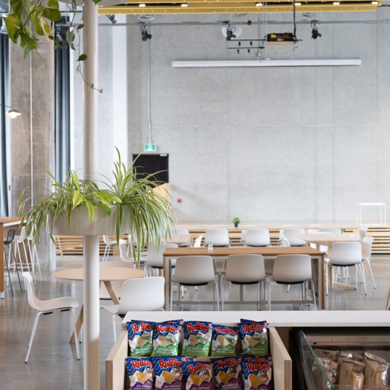 Espace cafétéria de type lounge de l'Espace Waverly situé dans le quartier Mile End de Montréal. Parfait pour les événements corporatif à Montréal