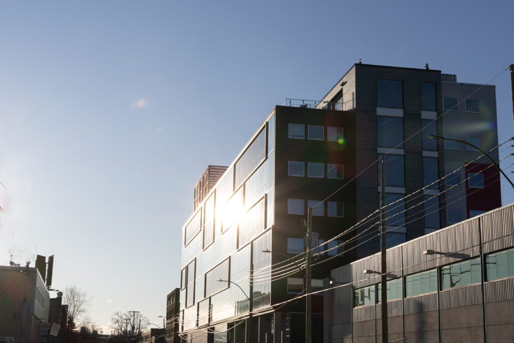 Vue de l'extérieur de l'Espace Waverly situé dans le quartier Mile End de Montréal