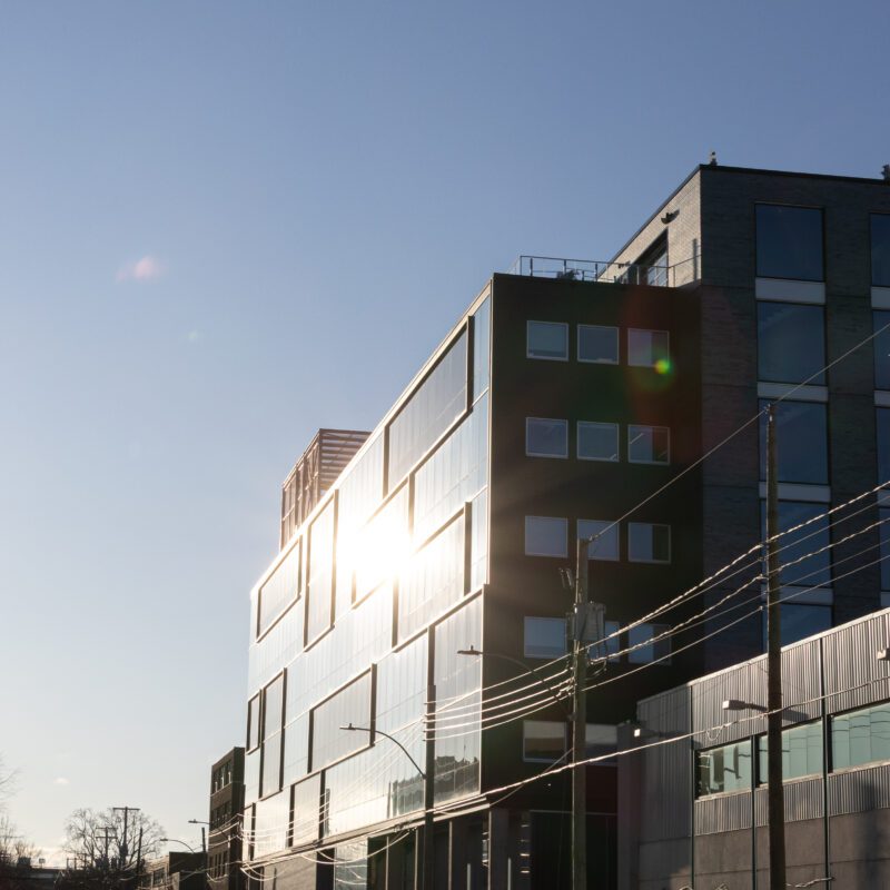 Vue de l'extérieur de l'Espace Waverly situé dans le quartier Mile End de Montréal