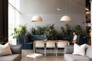 Espace cafétéria de type lounge de l'Espace Waverly situé dans le quartier Mile End de Montréal. Parfait pour les événements corporatif à Montréal