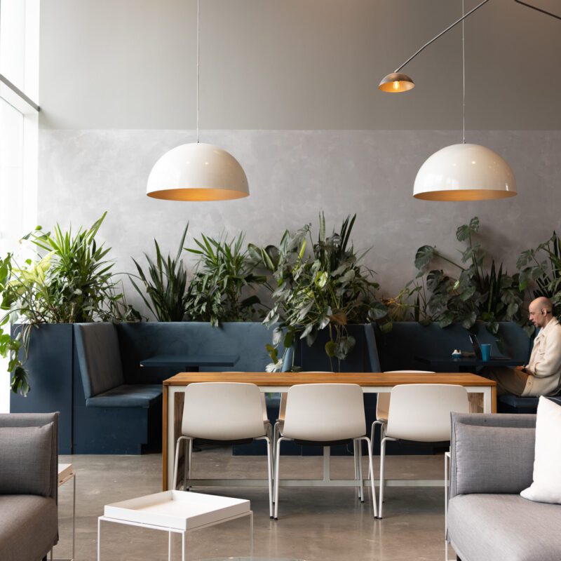 Espace cafétéria de type lounge de l'Espace Waverly situé dans le quartier Mile End de Montréal. Parfait pour les événements corporatif à Montréal