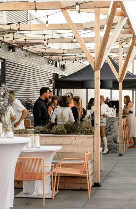 Terrasse sur le toit de l'édifice de l'Espace Waverly situé dans le quartier Mile End de Montréal
