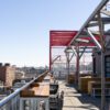 Terrasse sur le toit de l'édifice de l'Espace Waverly situé dans le quartier Mile End de Montréal