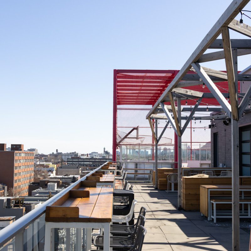 Terrasse sur le toit de l'édifice de l'Espace Waverly situé dans le quartier Mile End de Montréal