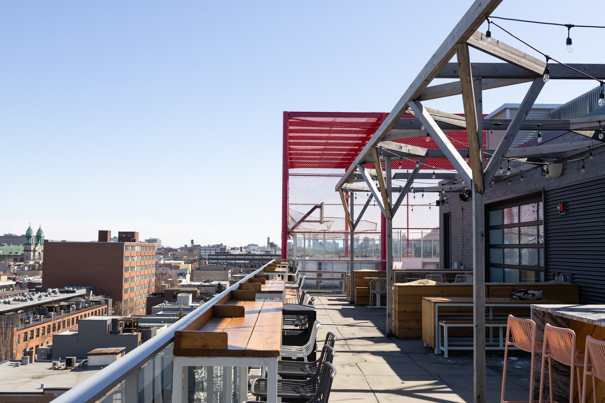 Terrasse sur le toit de l'édifice de l'Espace Waverly situé dans le quartier Mile End de Montréal