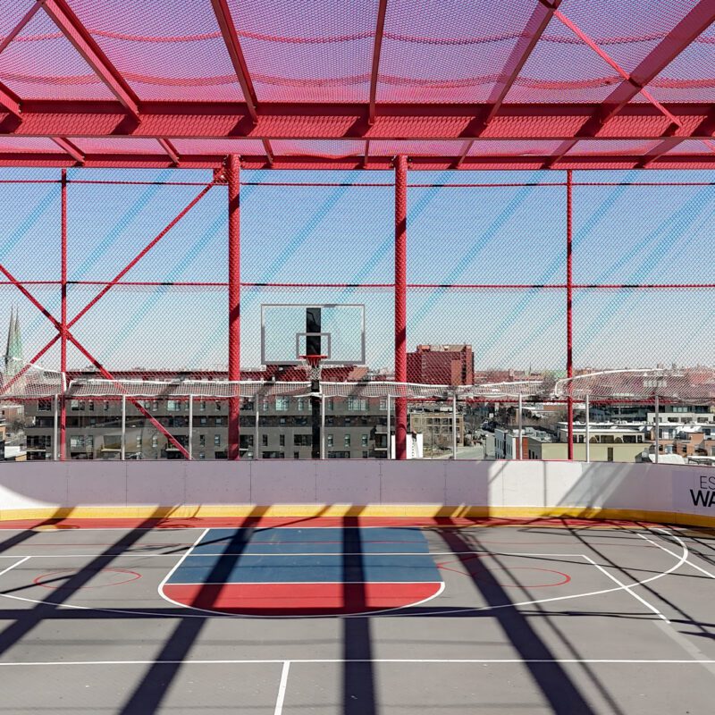 Terrain multisport sur le toit de l'édifice de l'Espace Waverly situé dans le quartier Mile End de Montréal